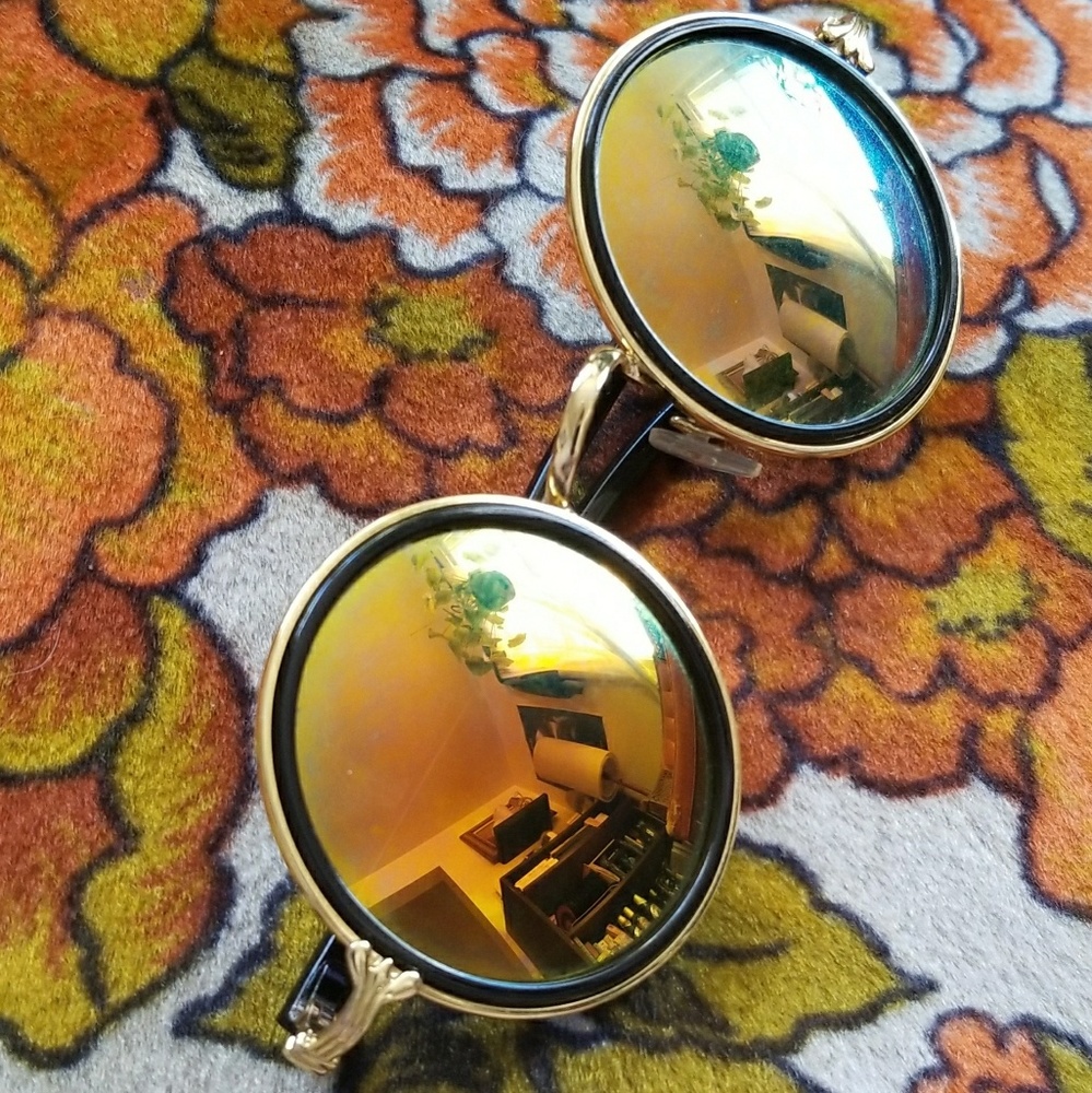 Vintage-style Lennon Gold Mirror Sunglasses